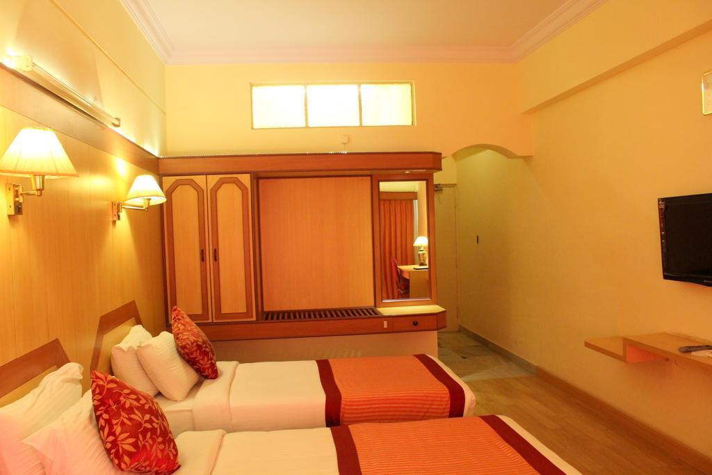 Yasodha Towers Hotel Hosūr Buitenkant foto