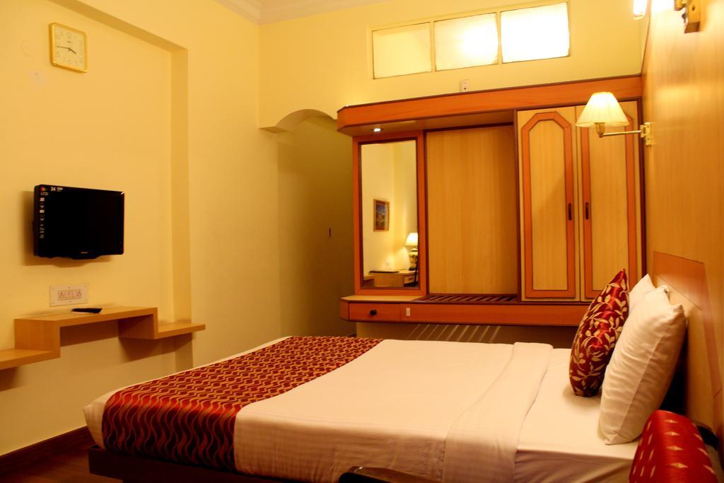 Yasodha Towers Hotel Hosūr Kamer foto