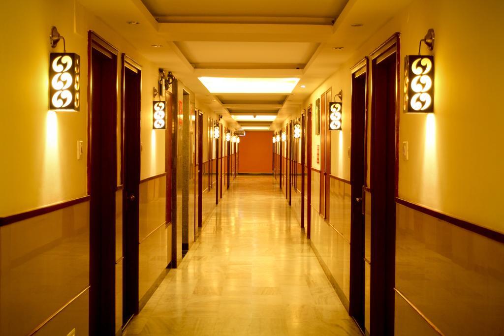Yasodha Towers Hotel Hosūr Buitenkant foto