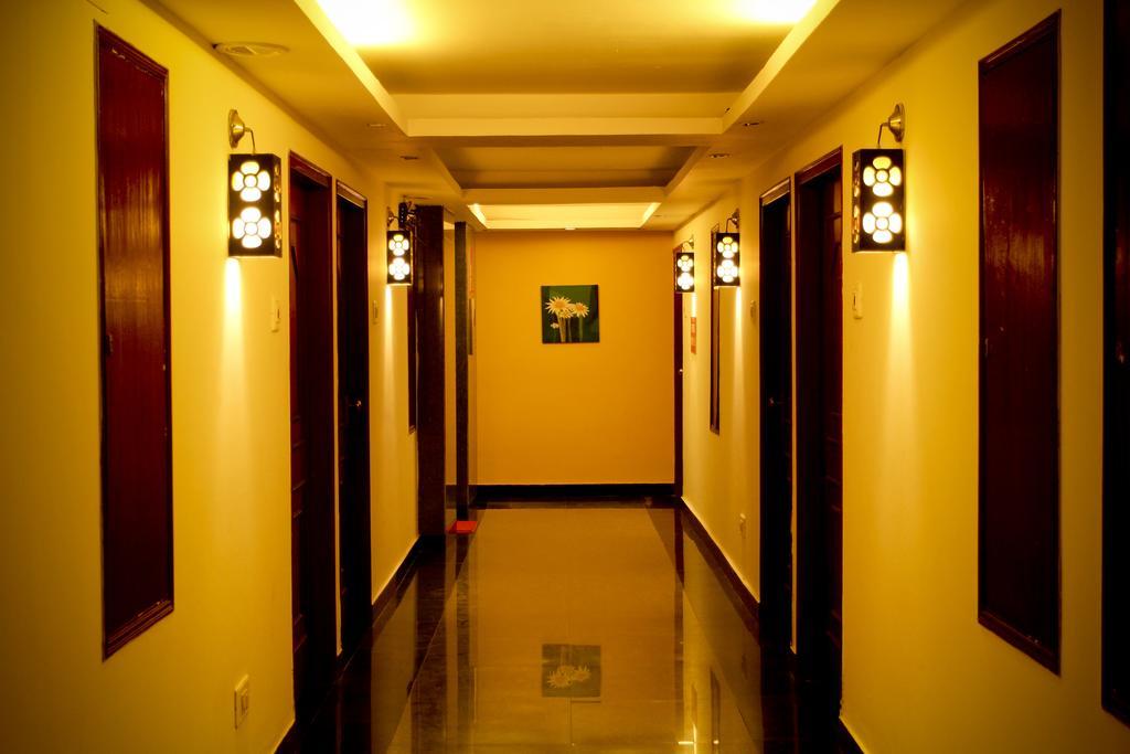 Yasodha Towers Hotel Hosūr Buitenkant foto
