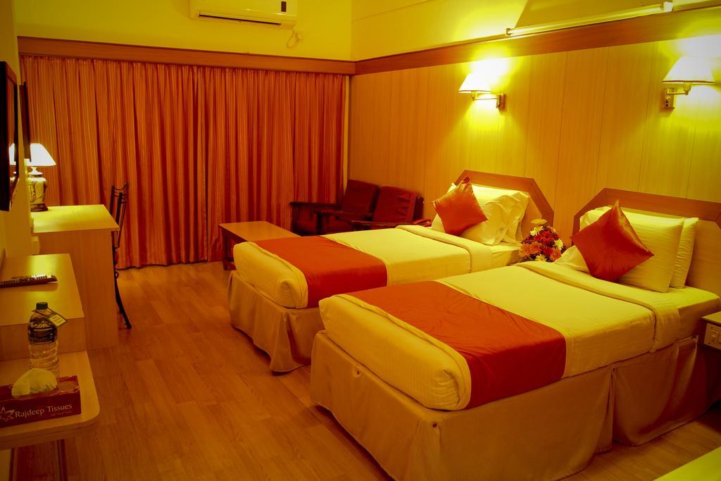 Yasodha Towers Hotel Hosūr Buitenkant foto