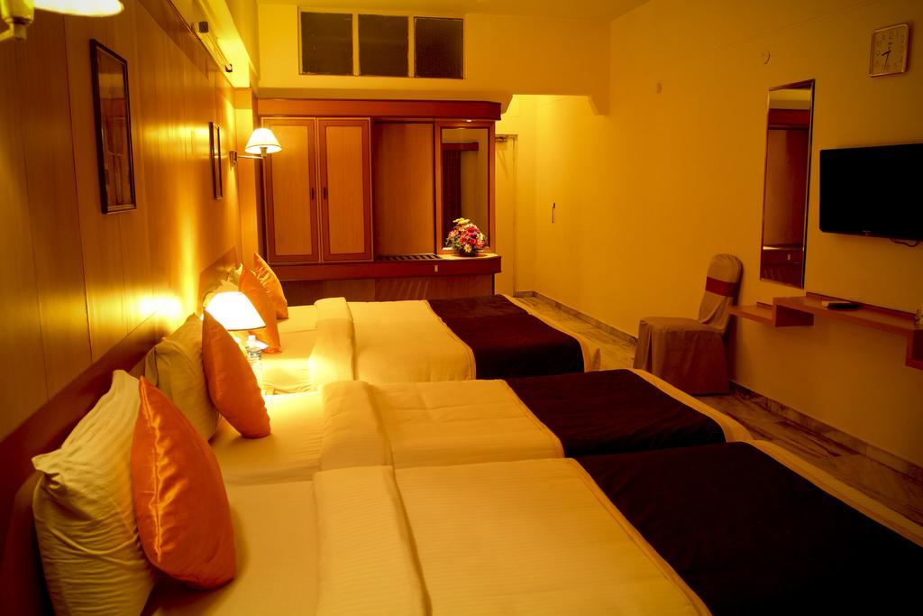Yasodha Towers Hotel Hosūr Buitenkant foto