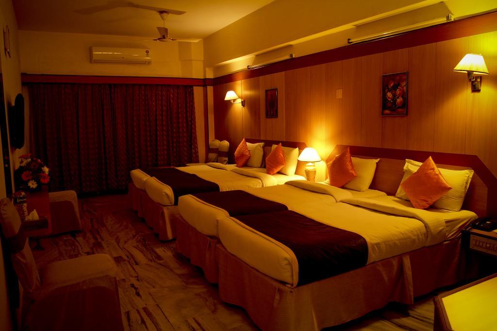 Yasodha Towers Hotel Hosūr Buitenkant foto